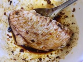把鸡中翅均匀的裹上佐料