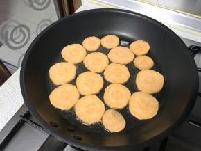 地瓜片平铺于油锅里。