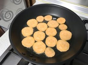 地瓜片平铺于油锅里。
