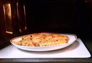 依次裹上佐料后，平铺在盘子里，放入微波炉，高火加热5分钟