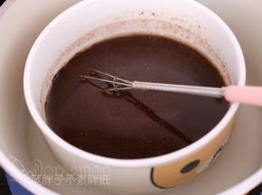 巧克力和黄油、牛奶倒入一个碗中，隔水加热融化，搅拌均匀。之后隔温水保温。
