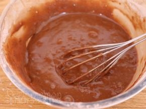 低筋面粉、可可粉和泡打粉混合均匀，筛入全蛋液中，用手动打蛋器翻拌均匀。