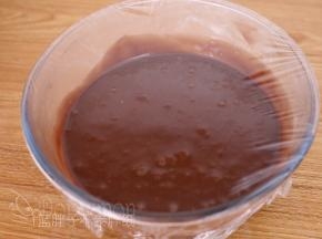 做好的面糊盖上保鲜膜。冬天的时候室温静置1个小时。