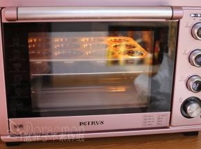 送入预热好的烤箱，上下火170℃，中层，烘烤18分钟。