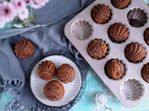 烤好的蛋糕出炉之后放在晾网上晾凉即可。