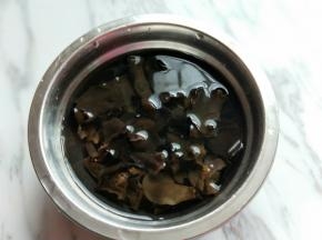 干木耳冷水泡发。