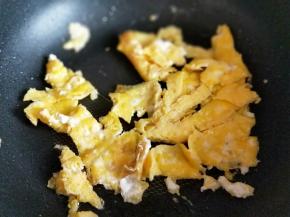 起油锅，将打散的蛋液倒入锅中，小火煎蛋饼，蛋液凝固后再切小块。