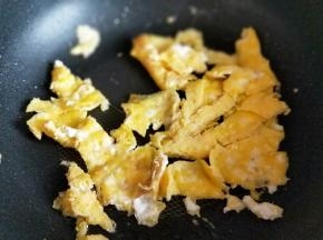 起油锅，将打散的蛋液倒入锅中，小火煎蛋饼，蛋液凝固后再切小块。