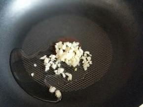 另起油锅，加入蒜炒香。