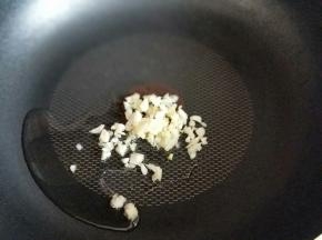 另起油锅，加入蒜炒香。