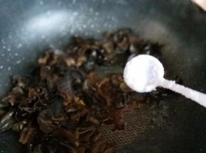 加入盐翻炒均匀。