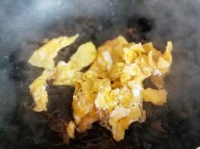 再加入煎好的鸡蛋，快速翻炒即可出锅。