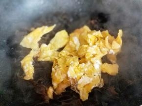 再加入煎好的鸡蛋，快速翻炒即可出锅。