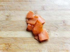 胡萝卜去皮洗干净切片。