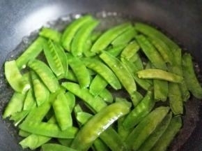 荷兰豆焯水，锅中加入清水，大火烧开。之后下入荷兰豆。