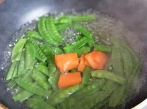 把切好的胡萝卜立即捞出。