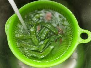 捞出后冲冷水，捞出淋干水份。