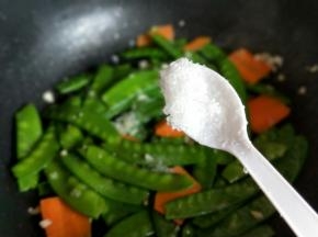 在加入白砂糖，快速翻炒。(可以根据个人口味，不喜欢的白砂糖可以不放)