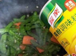 翻炒2分钟，加入鸡粉提鲜出锅。