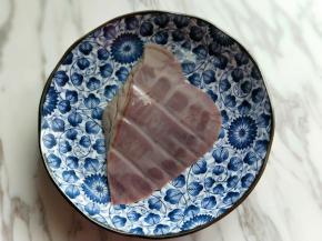 猪肝一定要清洗干净，首先要用冷水浸泡1小时以上，反复换清水。