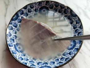 用手不停地搓。