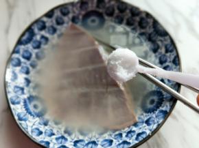 加入盐，继续用手不停地搓，浸泡15分钟。