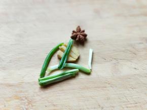 葱去皮切段，姜去皮切丝。