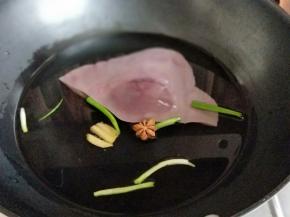 将泡好的猪肝放入锅中，加入清水，在加入香料。