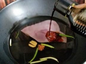 加入生抽，大火烧开，撇出沫子，直到没有沫为止，转小火煮45分钟。