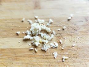 蒜去皮，切碎。