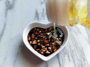 滴入麻油，蘸料可以根据个人喜欢调。