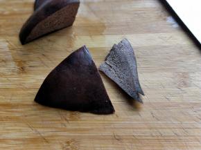 煮好的猪肝凉一会，再切片。