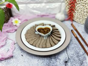 摆放再盘子中。