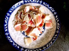 将腊肉洗净切薄片，备用