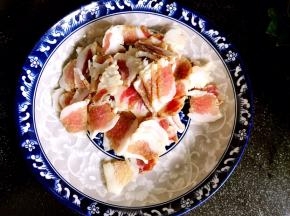 将腊肉洗净切薄片，备用