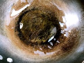 净锅置火上，放入少许菜籽油