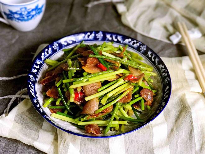 腊肉炒蒜苔