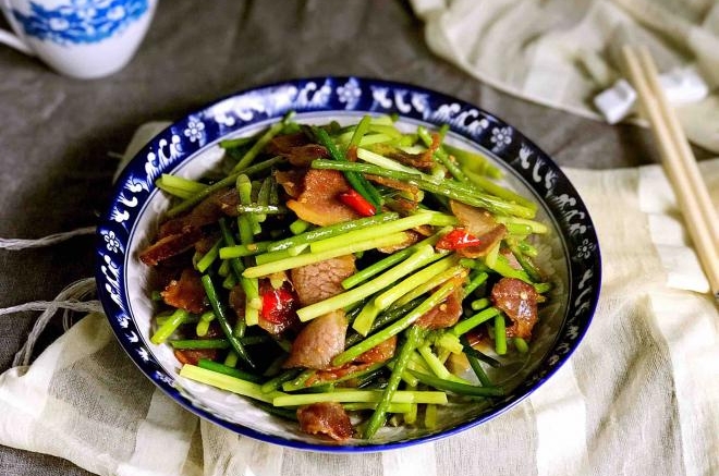腊肉炒蒜苔