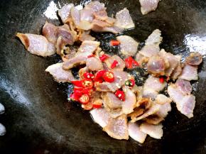 加入小米椒，炒出辣味