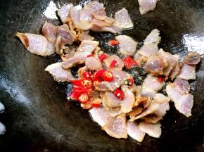 加入小米椒，炒出辣味