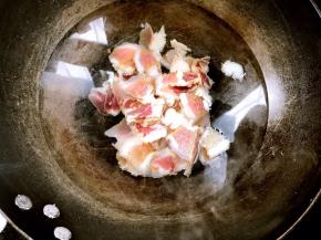 腊肉冷水下锅，煮沸