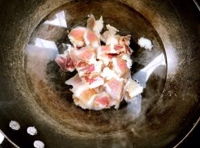 腊肉冷水下锅，煮沸