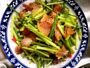 起锅装盘，香喷喷的腊肉炒蒜苔就做好了