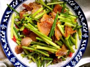 起锅装盘，香喷喷的腊肉炒蒜苔就做好了
