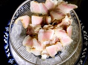 捞出沥干水分，备用