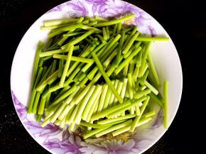 蒜苔洗净，去掉根部和尖尖，切段备用