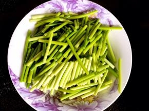 蒜苔洗净，去掉根部和尖尖，切段备用