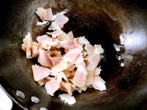 倒入腊肉，煸炒出油