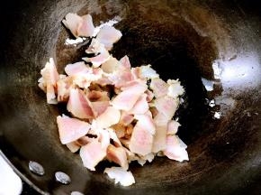 倒入腊肉，煸炒出油