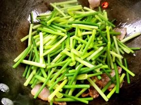 倒入蒜苔，炒匀